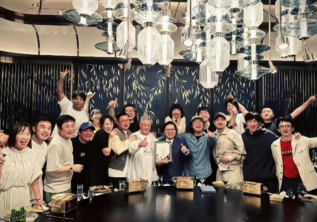 喜剧圈的半壁江山聚会，沈腾马丽拜访本山，还有乔杉、范丞丞开麻那几个