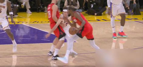 乌度卡终于变阵了，熟悉的阿门又回来了！阿门回到了自己熟悉的游离位。这次火箭对