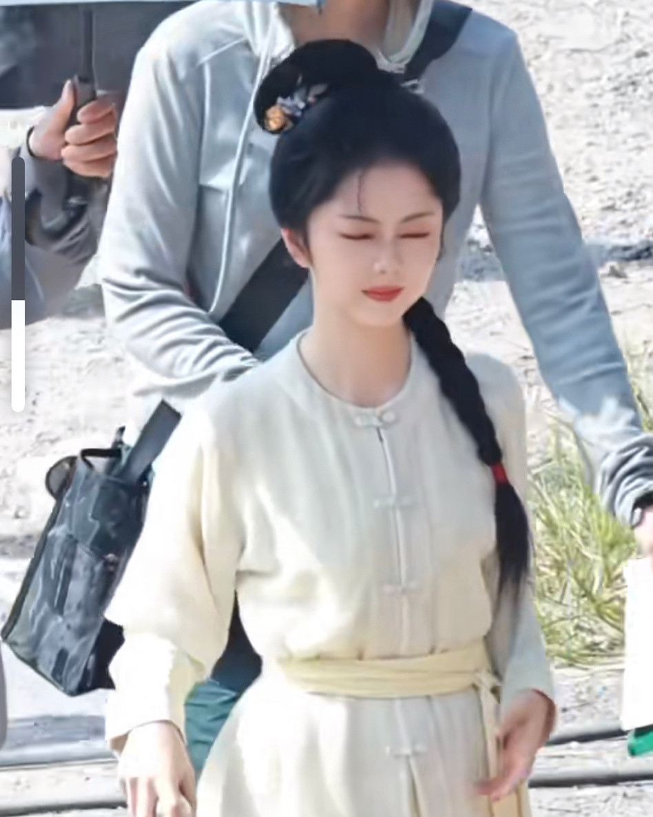 谭松韵《兰香如故》许兰香侧麻花辫路透，软糯奶黄包！​​​
