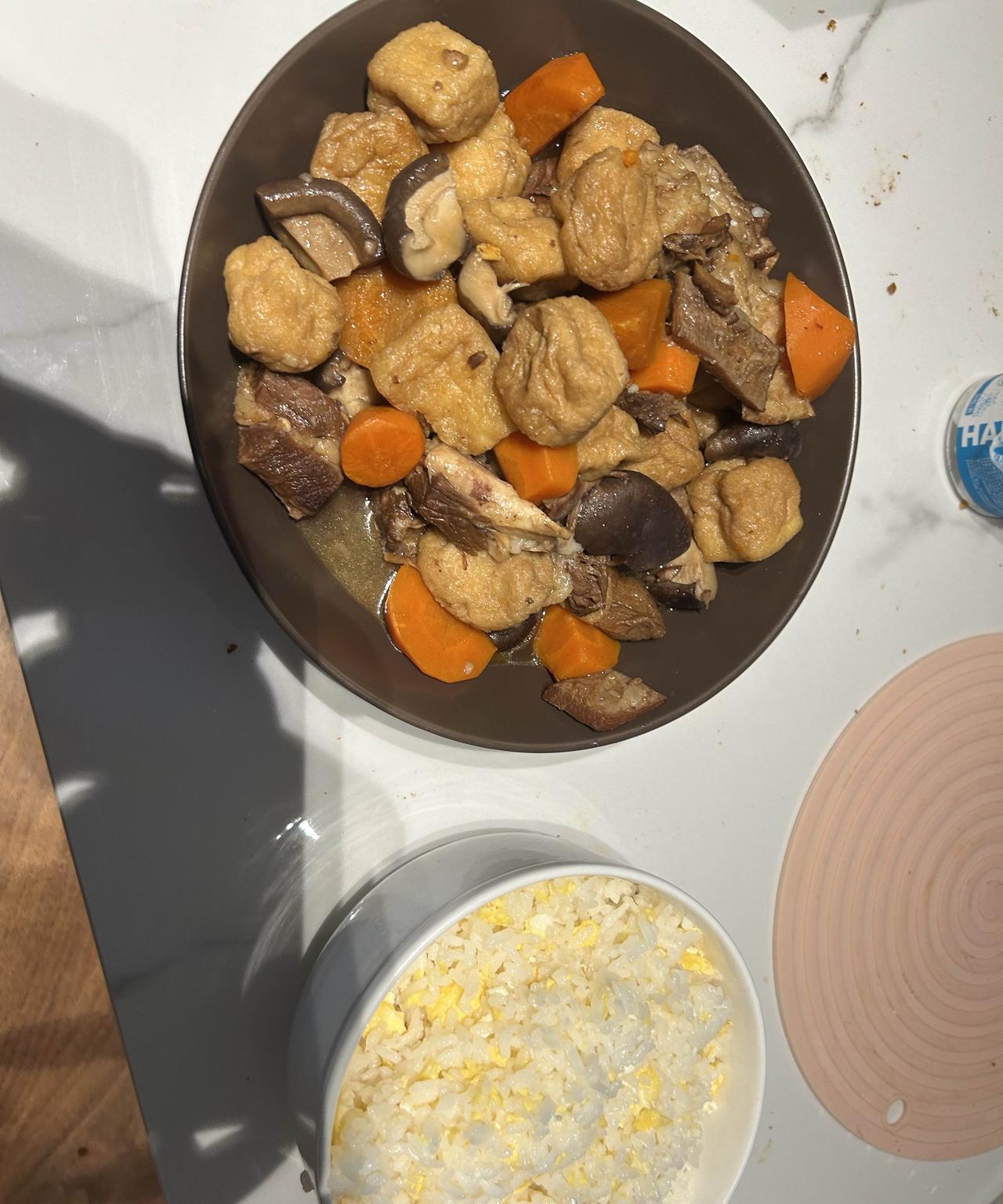 娃说想吃蛋炒饭，早上五点起来小火炖上牛腩然后守着娃起床他刚刚一醒，出来洗脸