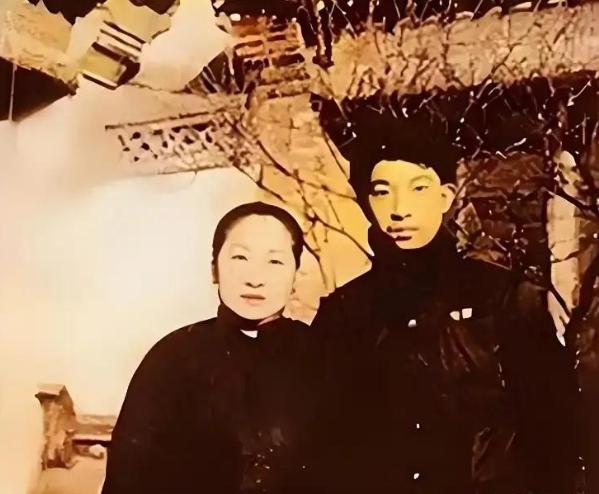 郭宝昌讲过，他养父比养母大了42岁，又老又难看，坏事干尽。养母年轻漂亮，却偏偏死
