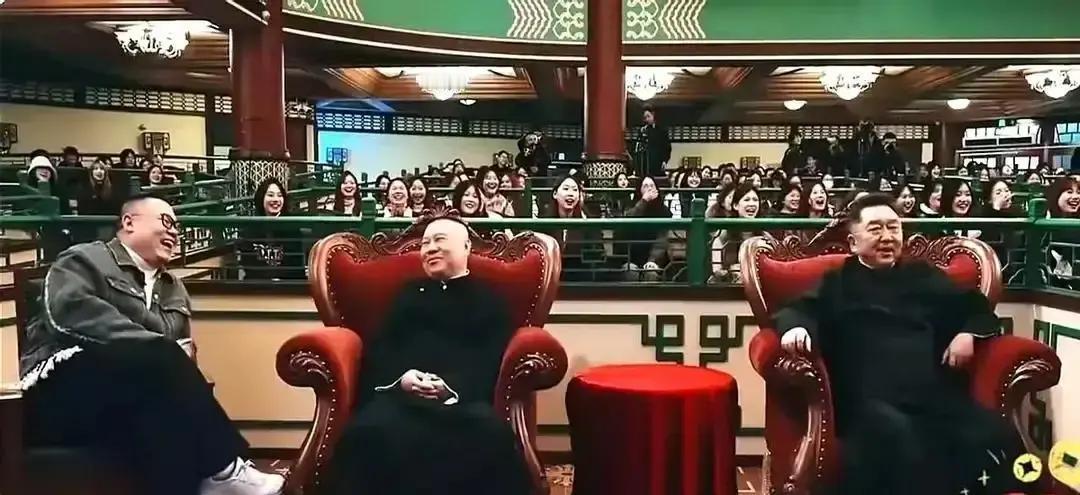 翘腿照炸锅，岳云鹏被批没规矩德云社向来把舞台效果放第一，规矩排在后头。郭德