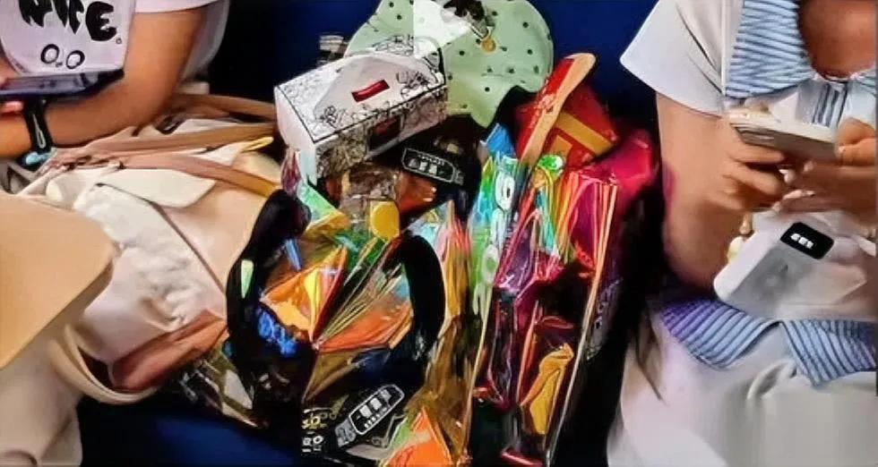 俩女孩买3张票被无座乘客要座我却觉得最该骂的根本不是乘客？别扯什么让