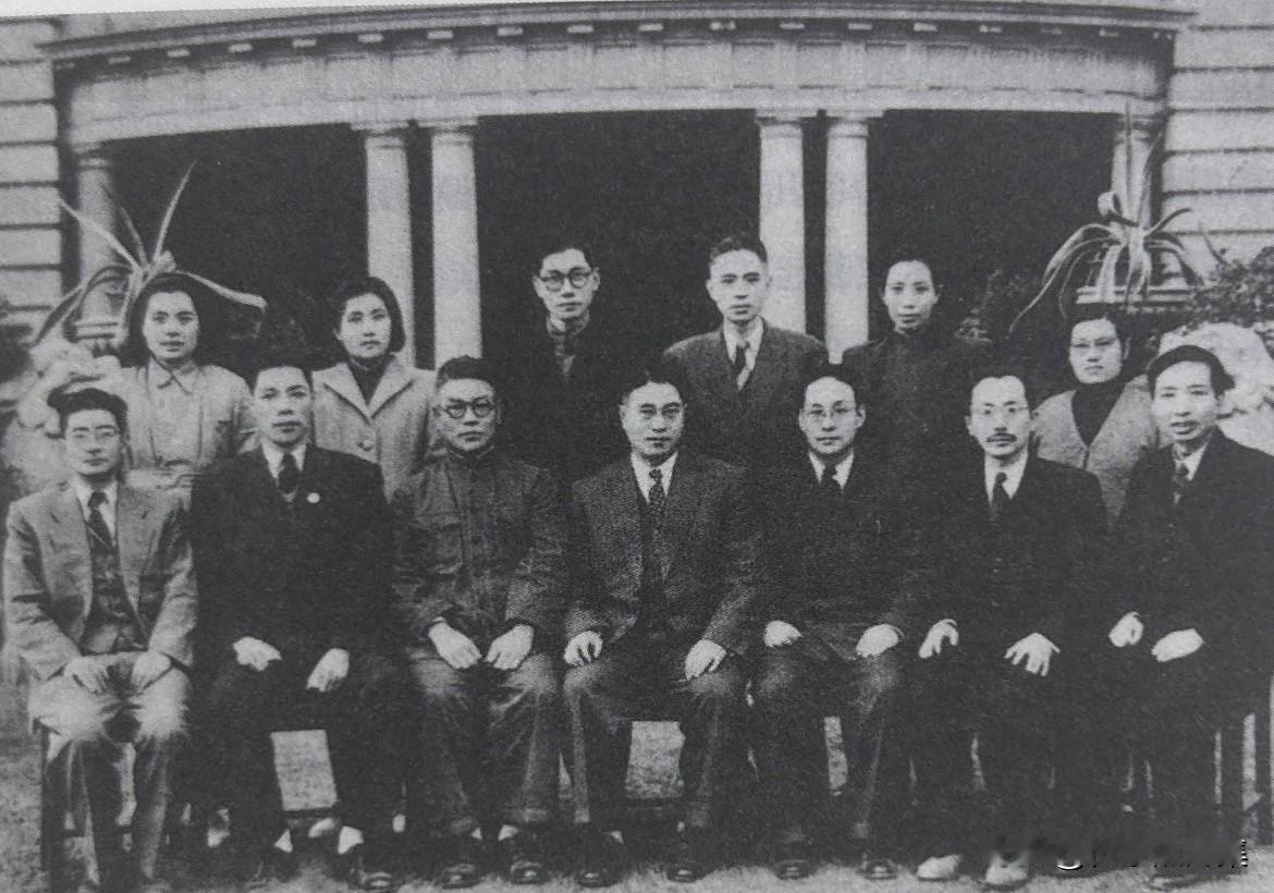 1950年，中共中央上海局负责人在上海解放后的合影。左起，前排：王尧山、沙文汉（