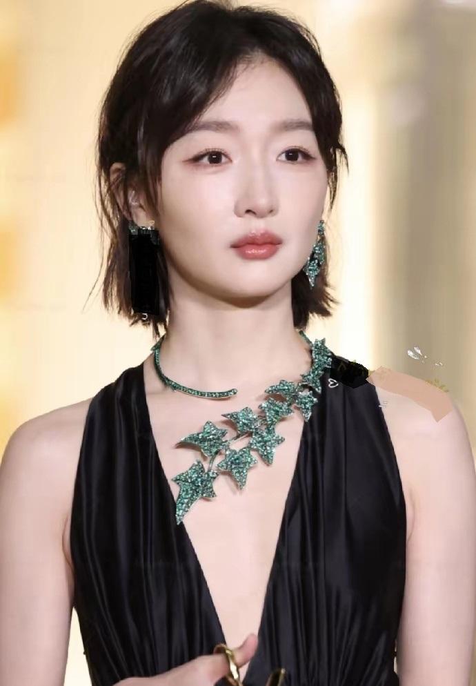 今天周冬雨在出席时尚活动的时候搭配的很靓丽，看上去有种光彩照人的魅力。她这次