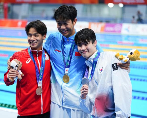 “想赢的人，脸上是没有笑容的。”19岁狂揽亚运7金，顶着复旦学霸光环，采访时腼腆