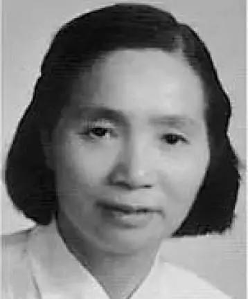 长征路上，一身高不到一米四的女兵背着一个成年男子，翻了整整两座山，23年后，两人