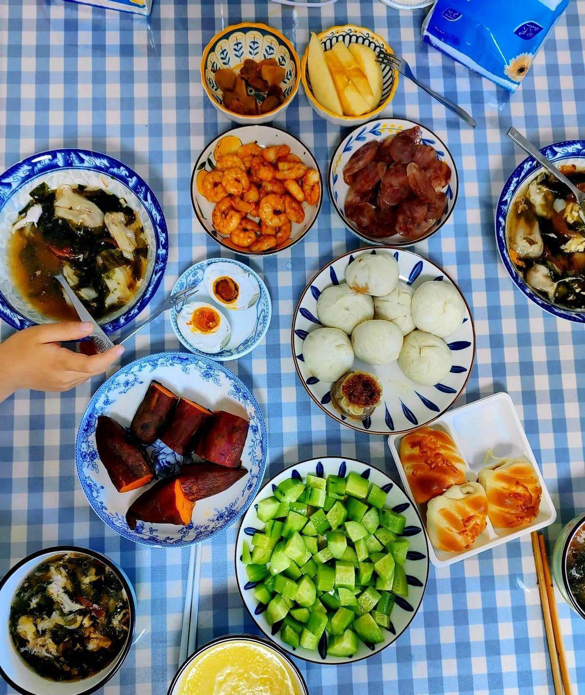 昨晚小叔子跟老公聊到一点多还没睡。今天一早我起来做饭，以为他着急上班，结果他说