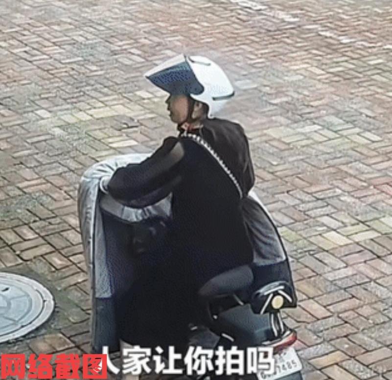 山东有男孩和妈妈路过一家健身房。这时男孩看到店门外有辆漂亮的摩托车，顿时有惊