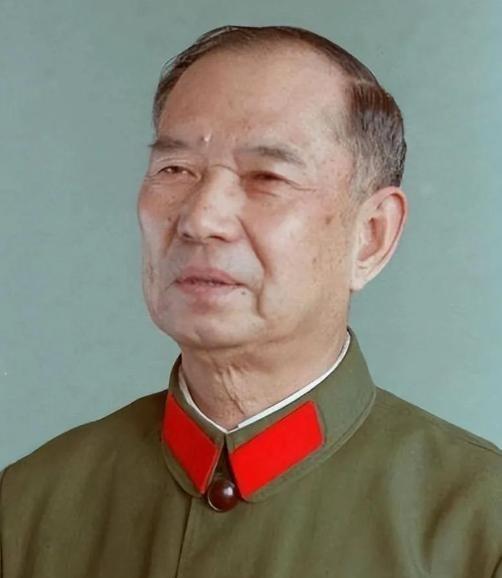 1982年，开国少将尤太忠视察部队，见一副团长好生眼熟，暗骂一句大事不好，立刻打