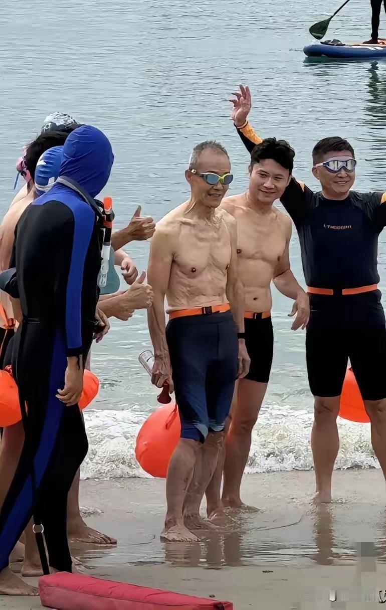 看到王石那张裸露上半身的照片，真是有点惊到我了。照片里他弯腰驼背，腹部皮肤松弛全