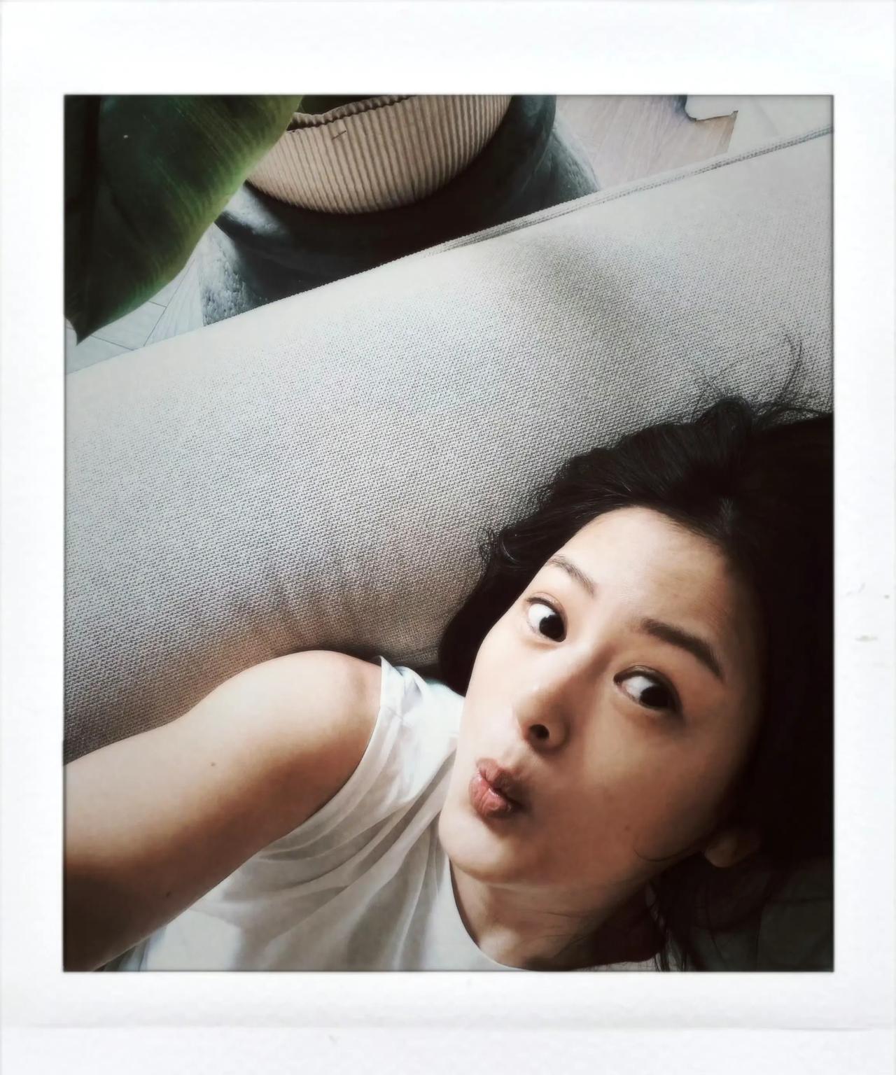 同样都是离婚带娃，黄澜这日子过得比董璇自在潇洒多了！特意去看了下，她俩居然还是
