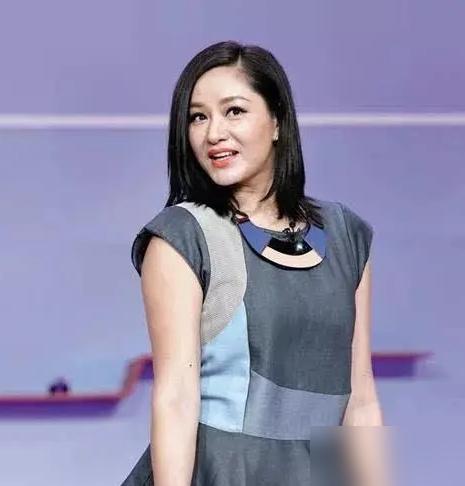 54岁瞿颖不婚不育，狗仔却拍到她给两个外国女孩当妈。她把片酬砍半，就为每天下