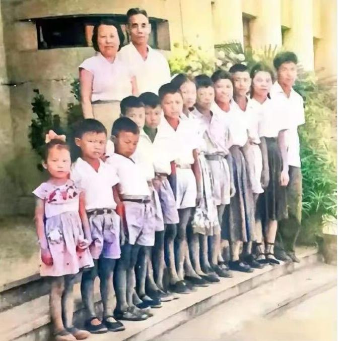 开国中将吴信泉与妻子俞惠如15年里每隔一年半生一个孩子，战火中全存活，周总理戏称