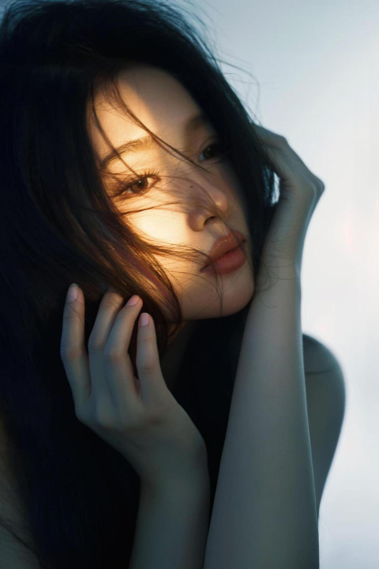 一组人像的用光，特别历练摄影师的光影明暗的认知。我们来看一下，这组作品选用环绕
