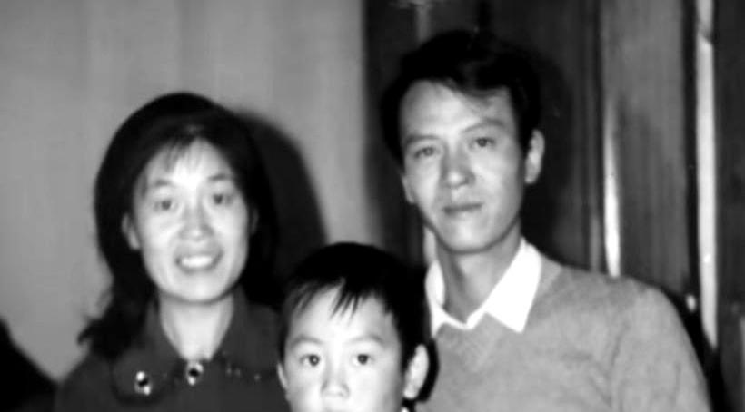 1971年的东北，寒风凛冽，冰雪封天。黑龙江逊克县下套子屯的少女程玉凤，被亲生父