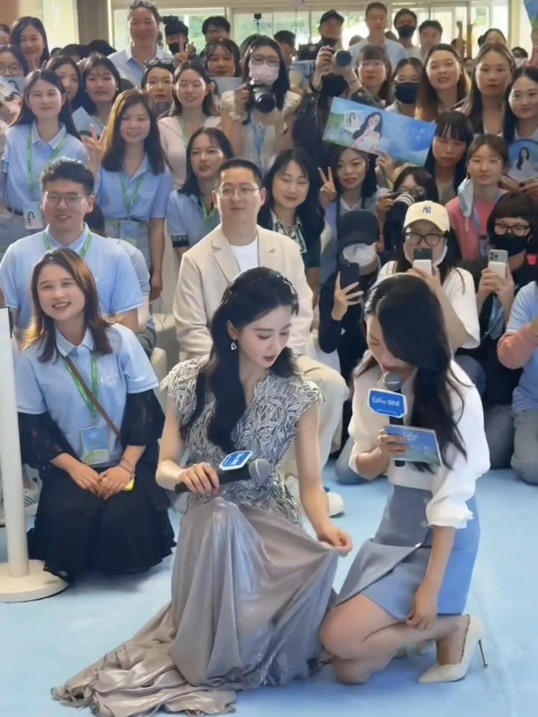 刘诗诗用自己裙摆给女主持遮腿​​​
