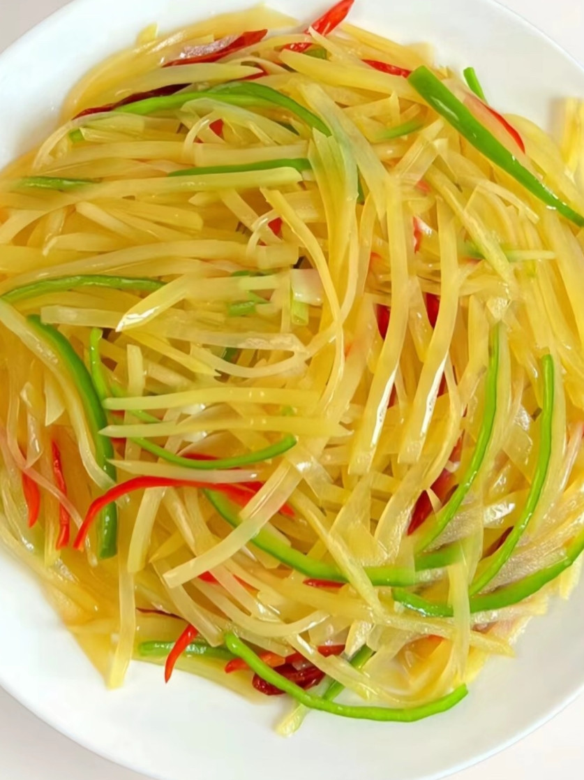 为什么餐饮店一个一个倒闭了？举个例子，一盘土豆丝，土豆差不多2元一个，加上配料