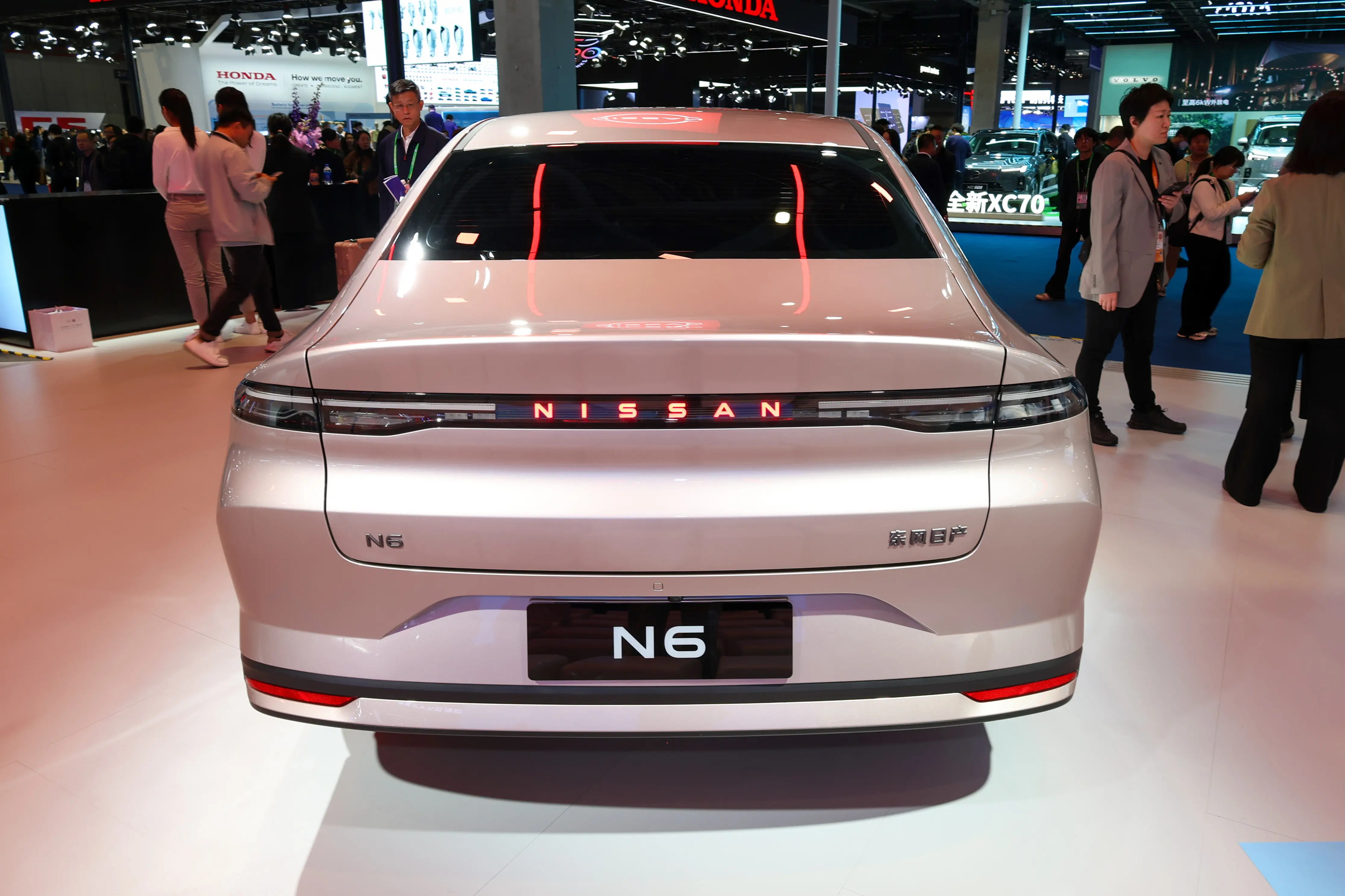 日产N6静态看挺家用，外观稳重大气，贯穿灯辨识度高。内饰软包多、手感好，沙发座椅