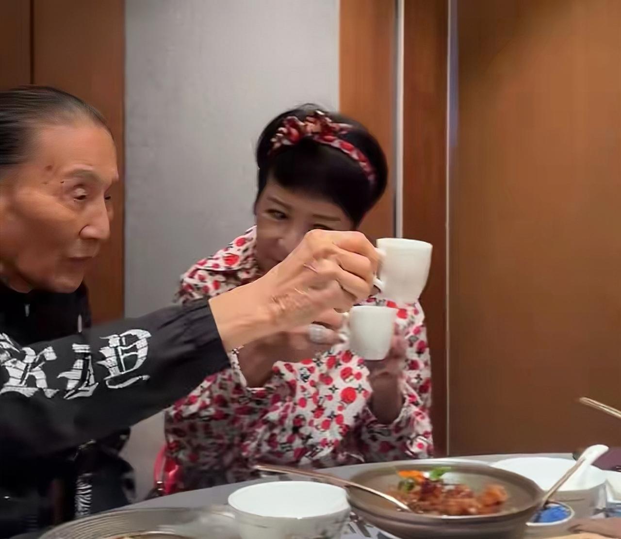 8月29日，谢霆锋生日和爸妈聚会，其乐融融的画面，很温馨有爱。谢霆锋45岁生