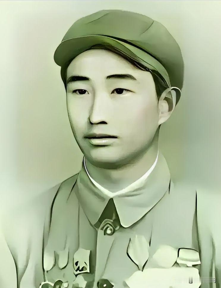 1943年，日军空袭时，18岁战士宋岭春仰面躲在草丛里，看飞行员探头出来，当敌机