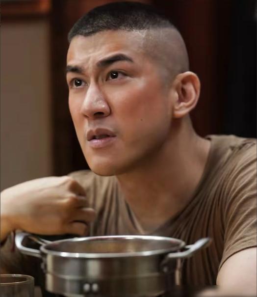 2026年，记者问文牧野:“为啥挑是华裔的李治廷来演《龙餐馆》里的美国大兵？”文