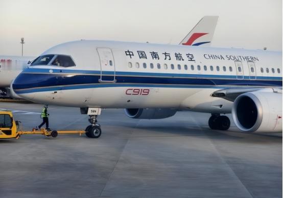 美国这刀捅得真够狠的！中国人难道就这么好欺负吗？C919前脚刚飞出国门、后脚美