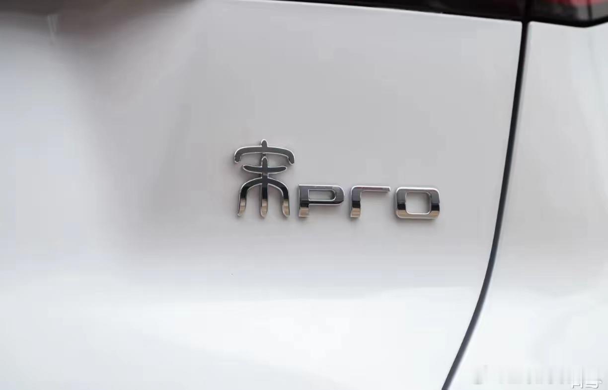 在办公室里千万要憋住自己的嘴,尤其不能说带有贬低别人的话。一个女同事说她弟弟结婚