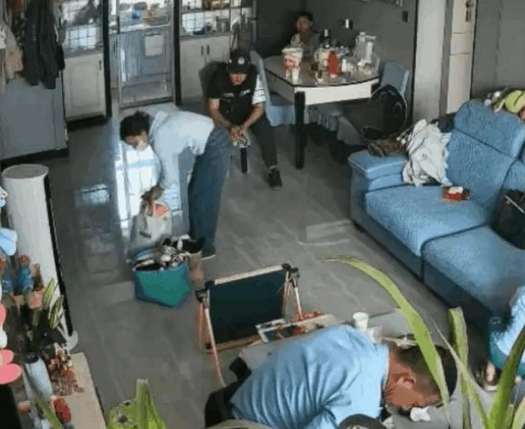 女人拿上离婚协议书，迅速拿起四个手提袋，头也不回地走了！这决绝的背影，让在场