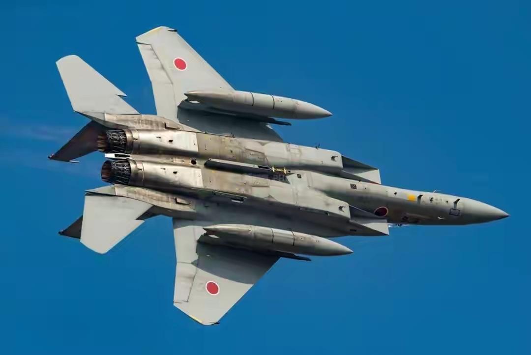 日本F-15J盯梢中国战机，落地后出了一身冷汗，机腹出现一个大洞2025年1