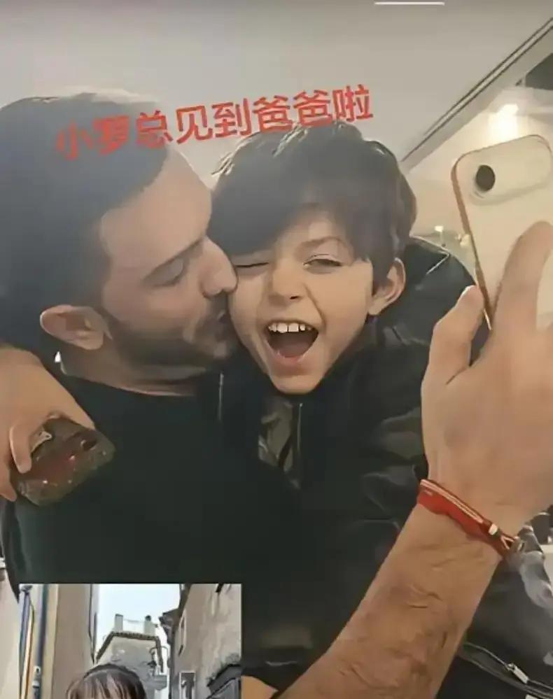 镜头切到深夜12点，于文红把最后一支口红塞进爱马仕，回头问罗兰多：“你明天还拍吗