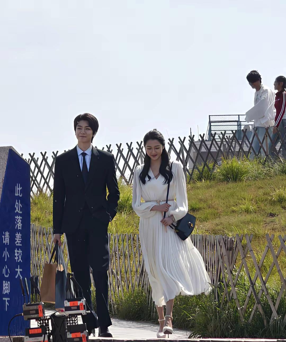 偶然撞见关晓彤在青岛拍戏，她本人比电视上漂亮太多了。这次跟她搭档的男演员不仅身材
