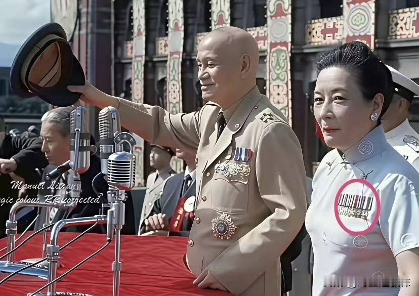 庆典主席台上，老蒋还给宋美龄授了“空军中将”衔
