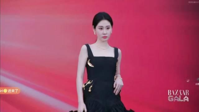 张碧晨美成黑天鹅了##张碧晨[超话]#可以感受得到团队在造型上的用心，整套搭配没有堆砌过多繁杂的首饰配饰