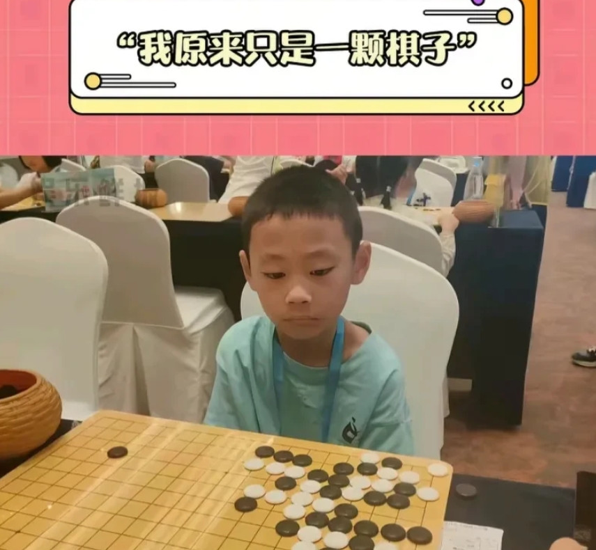 我表姐和孩子住一个小区，曾经在电梯里偶遇过朱宏鑫小朋友，看着他不像一个8岁的孩子