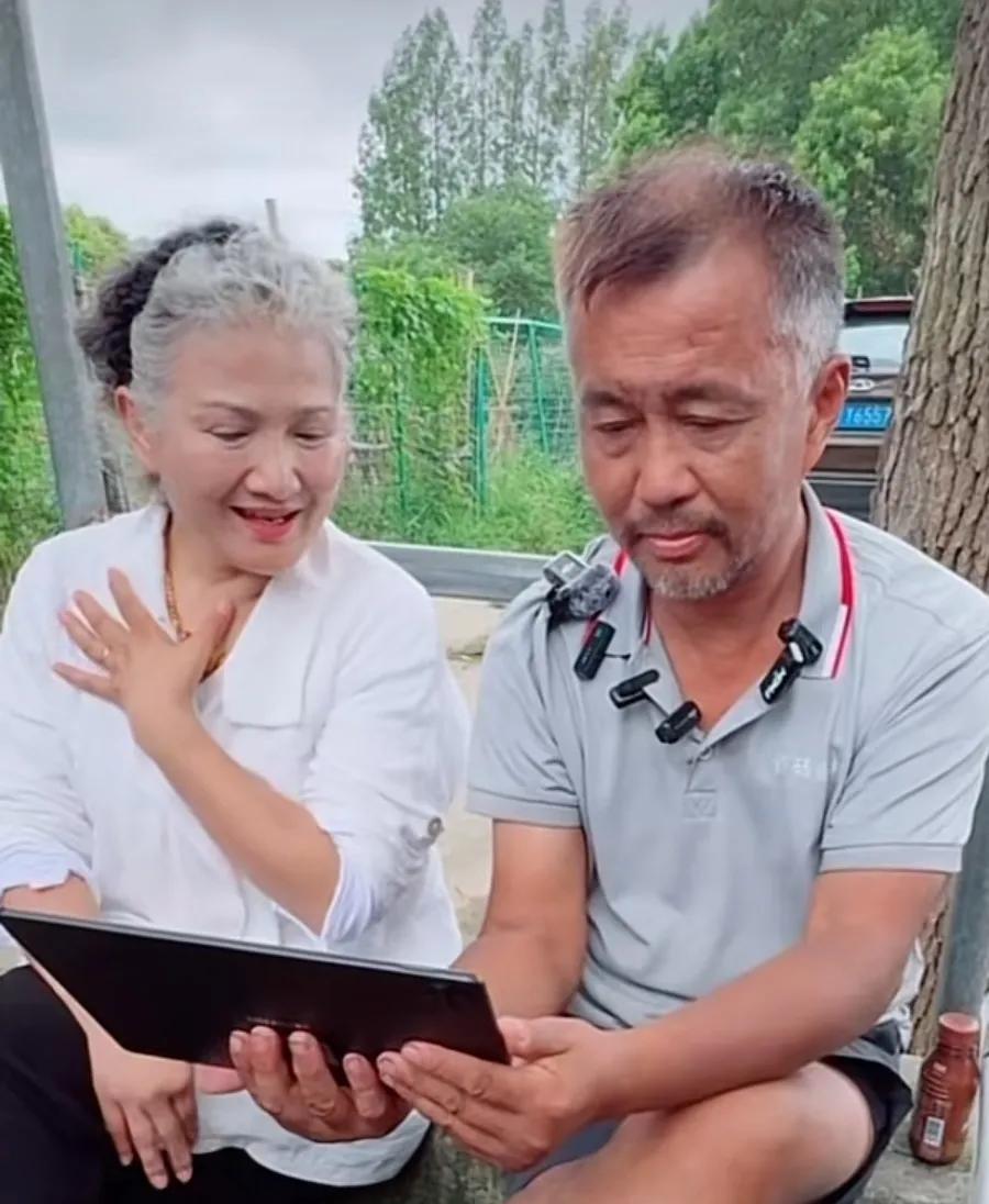 优雅永不过时，不管是年轻的上海留法浪漫女人，还是上海满头白发的气质老太太，她们都