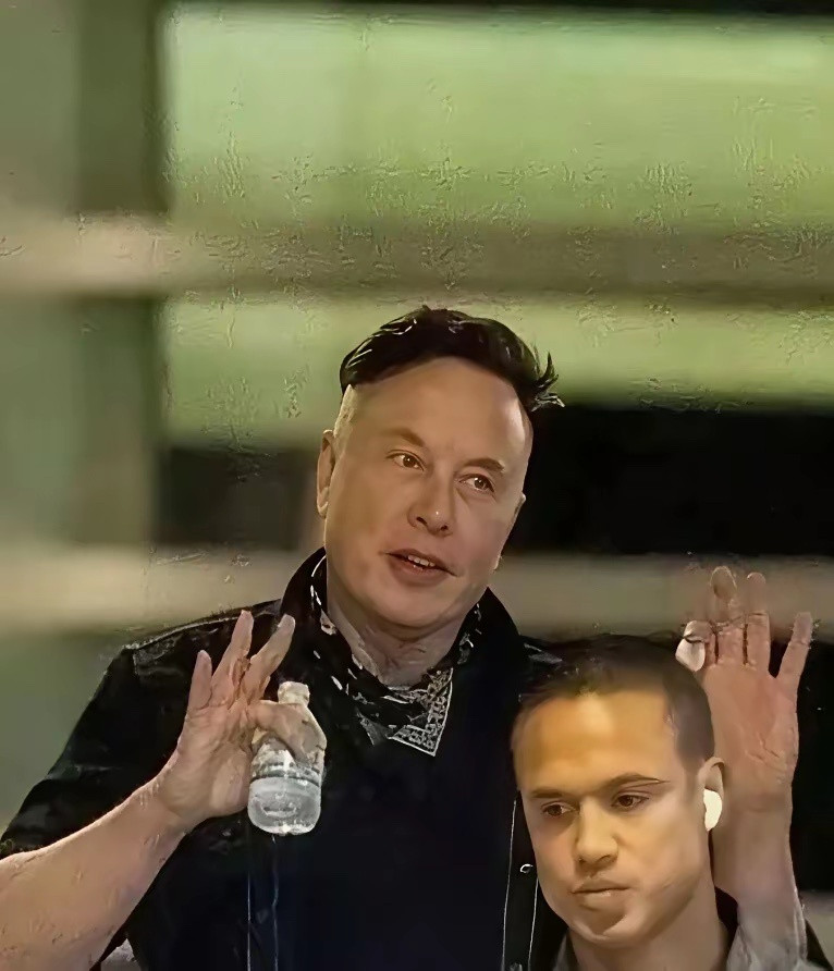 马斯克花15万理的新发型帅不帅？他花15w相当于我花15块吧总感觉他不是地球人