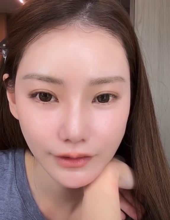 马筱梅说大S俩孩子长得很像奶奶继母马筱梅直播聊起汪小菲与大S的一双儿女，直言两