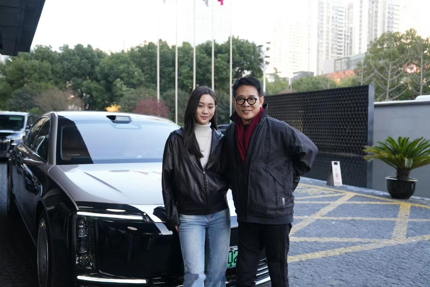 李连杰今天去提车李连杰提尊界s800送女儿！越来越多明星支持国产车了！