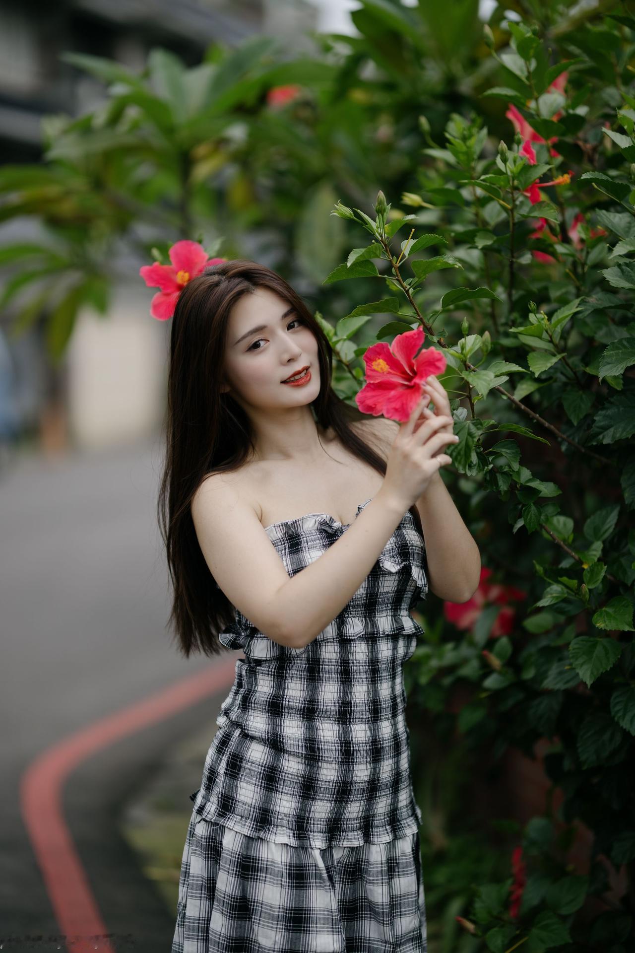 甜美少女与艳丽花朵的完美邂逅，花海中的梦幻时刻。花海少女照蓝色花海少女花海少