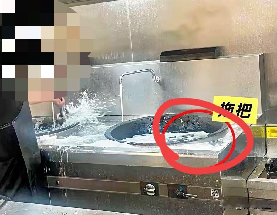 南京某幼儿园炒菜锅洗拖把这事，我有5个疑问：第1个、保健老师曾多次向上级反映