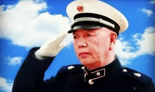 1983年蓬莱军港外战舰漂着不敢进港，刘华清一句话振聋发聩1983年蓬莱军