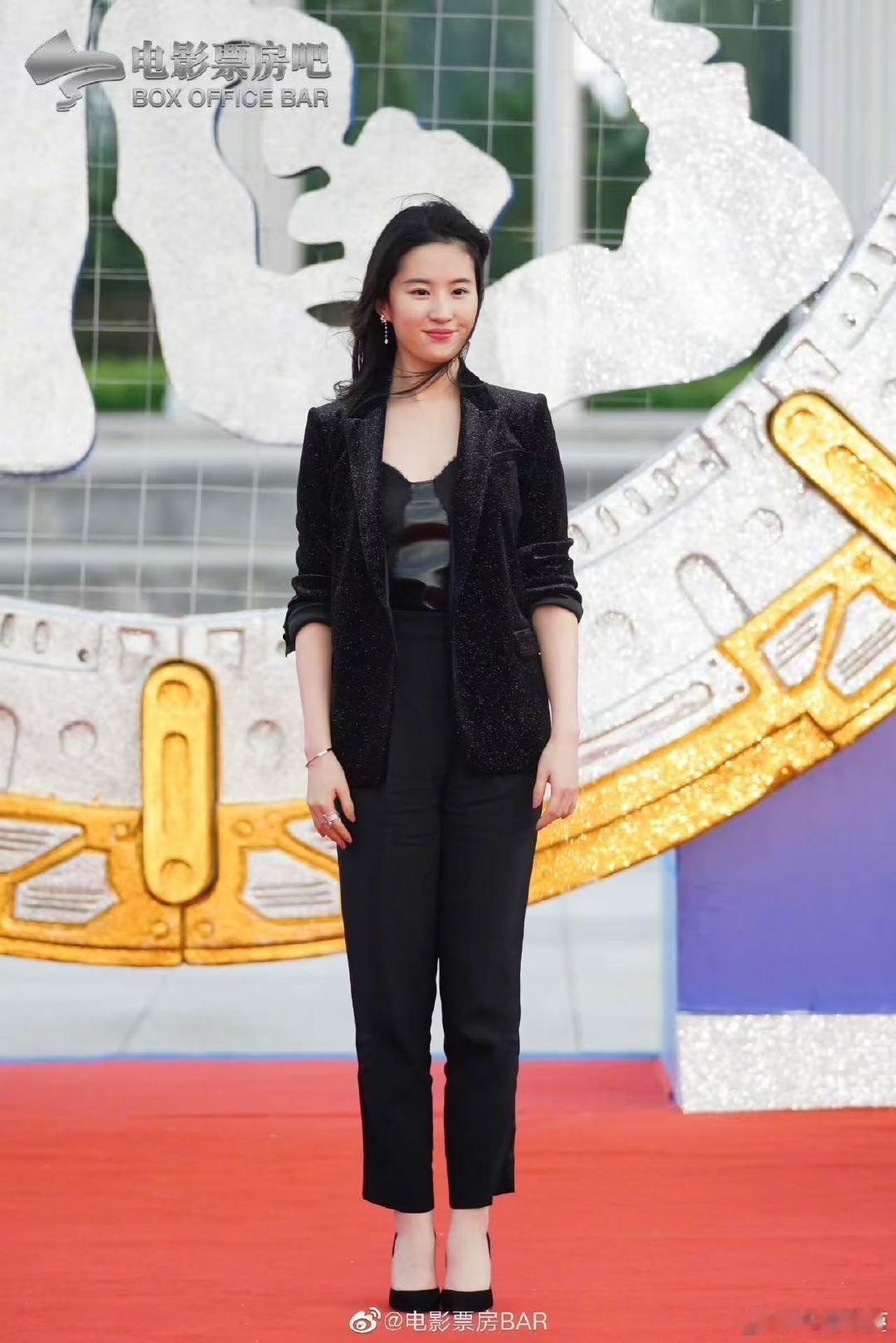 我将不会再说卢营销有几分像仙姐是纯蹭不过黑黄皮和仙姐老了胖了也白还是相