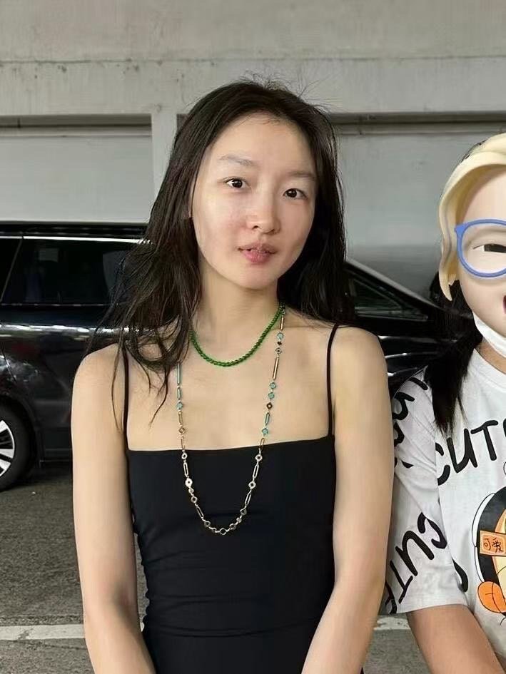 周冬雨素颜录节目这居然是素颜的周冬雨看到素颜路透确实愣了一下。不是不好看，是没