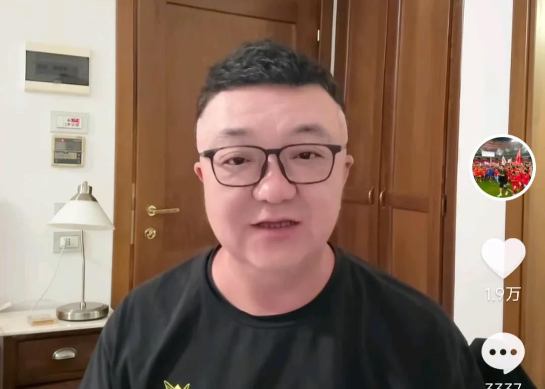 媒体人董路认为，U17国足助理教练曹阳没有说实话。董路在社媒上表示，U17国足