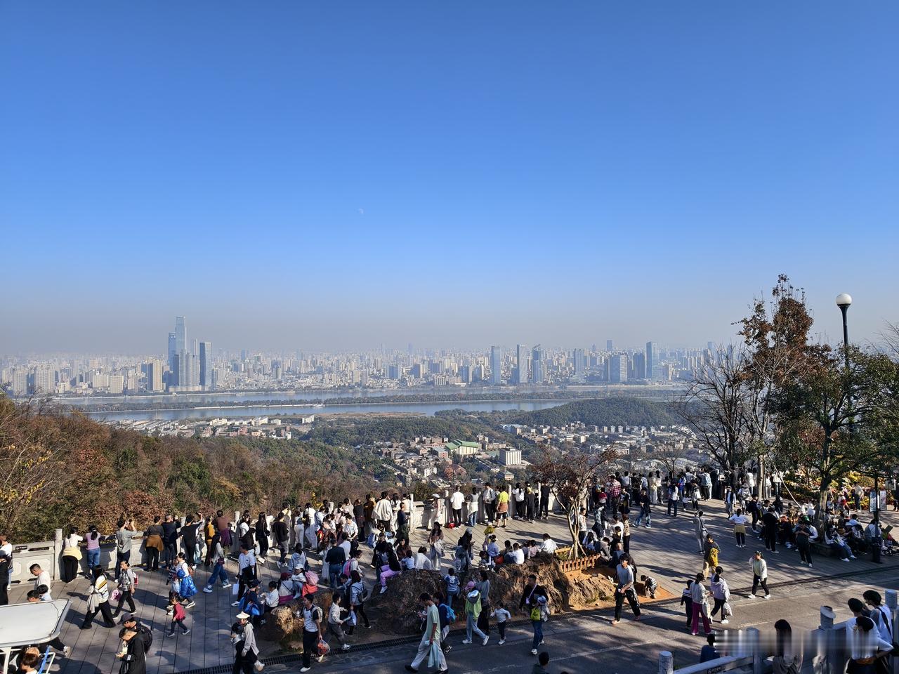 岳麓山虽海拔仅300.8米，每天却有超多的人去爬。你知道这是为什么吗？岳麓山不