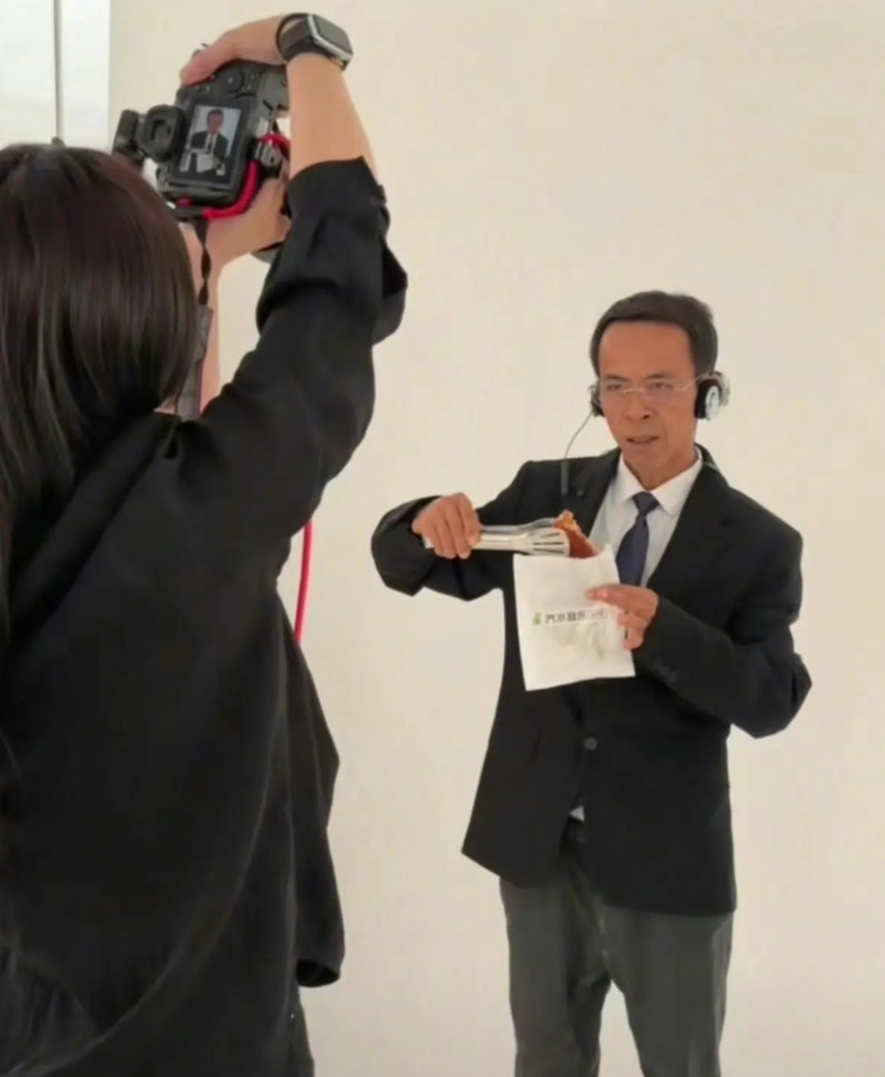 鸡排哥这定妆照都拍了,这一定有高人指点迷津,一个多月前还是路边摊默默无闻炸鸡排,