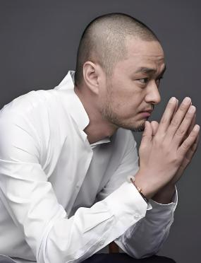 冯唐有句一针见血的话：“未来没有稳定的工作，只有稳定的。真正