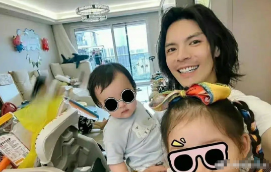 向佐每次发自拍，家里都挺乱的不太理解有钱人家里都这么乱吗？​​​