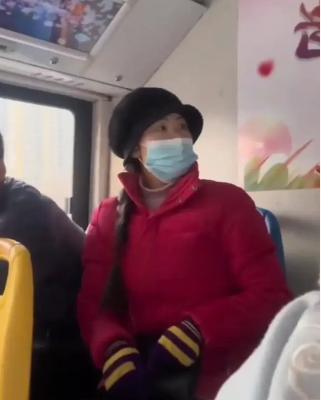 “闹大了！”河南洛阳，2名游客女生穿汉服乘坐公交时被大妈辱骂，后续来了：警方介入